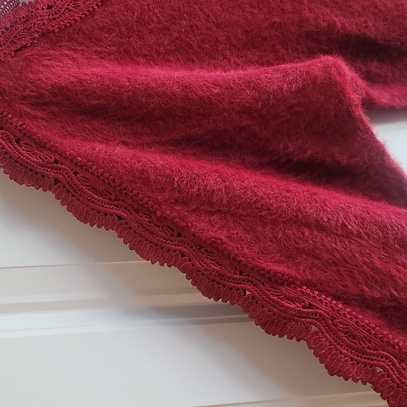 NWOT Eesome Fuzzy Eyelash Sweater with Embroidered Lace Detail Sleeve Size M/L - Picture 4 of 10
